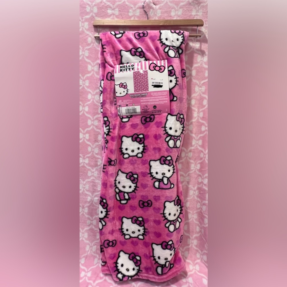 Brand New Hello Kitty Silk Touch Throw! 😻🎀❤️ - Picture 1 of 4